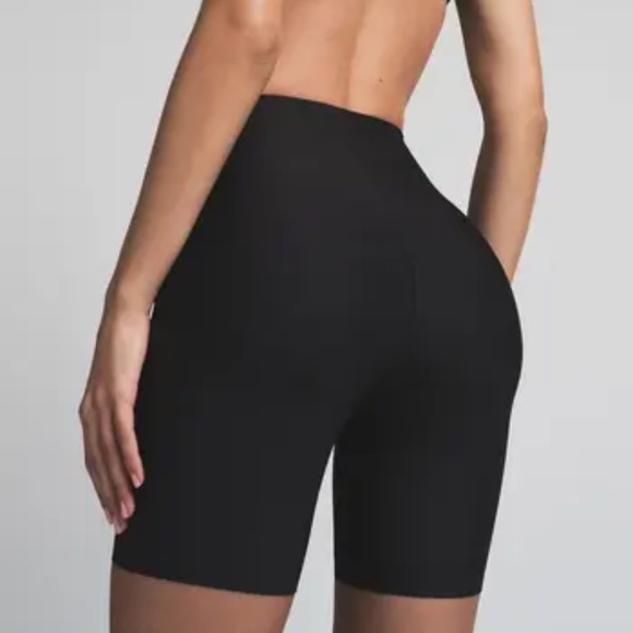 NWT Skims Butt Enhancing Lifting Shorts in Onyx - size small